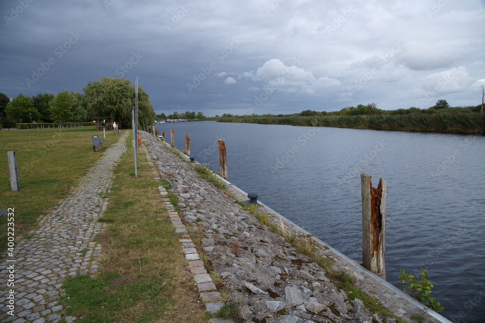 Peeneufer am Loitzer Hafen