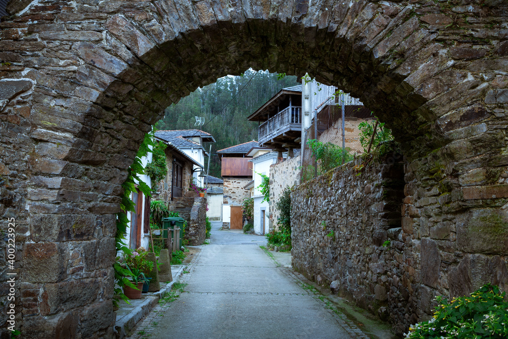 Brieves, pueblo típico de Asturias del concejo de Valdés con arcos de piedra en todas las calles