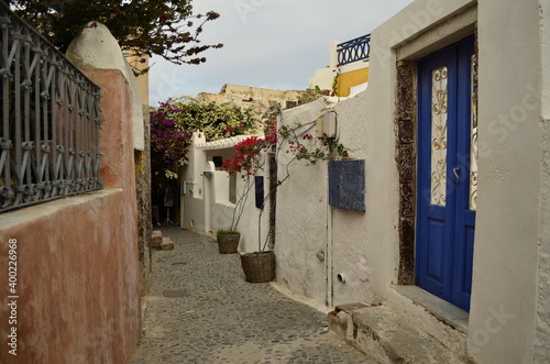 Narrow passage in a traditional Greek island village.