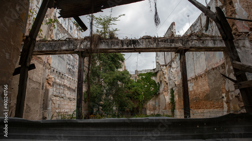 old building ruins photo