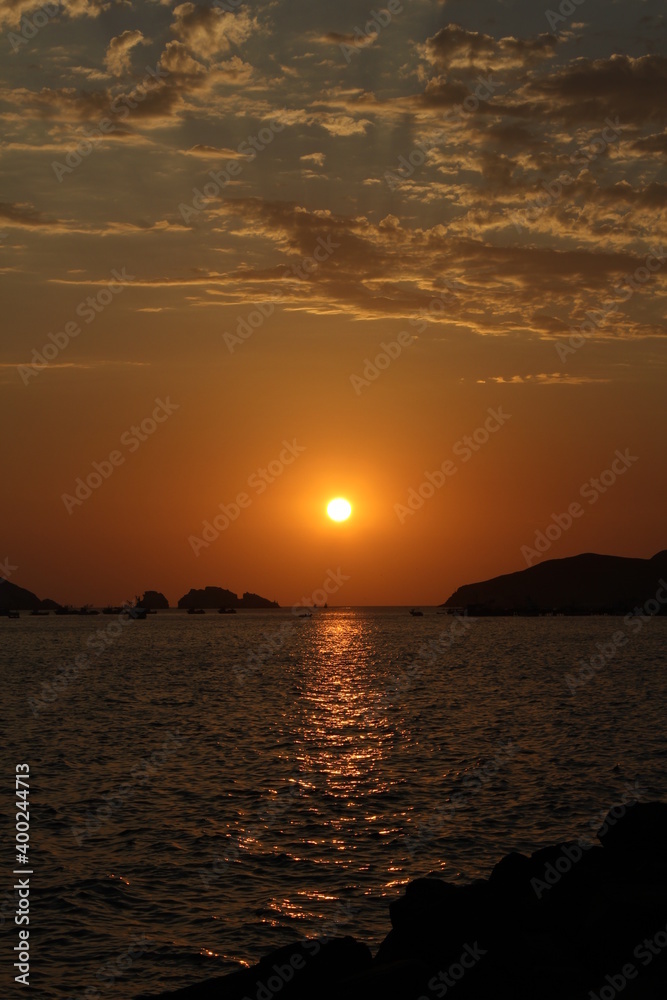 Sunset en el mar, puesta de sol con cielo pintado con fondo de islas 