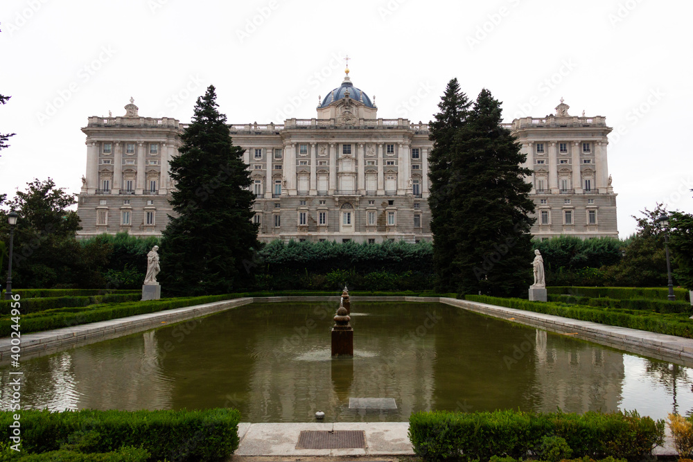 Obraz premium Water fountain pond with Royal Palace of Madrid on background. European landmark, tourist attraction concepts