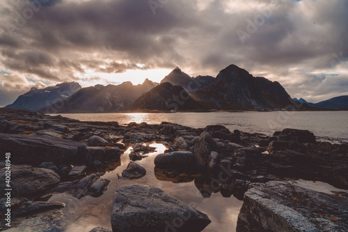 Zachód słońca na Lofotach, archipelagu wysp na Morzu Norweskim 