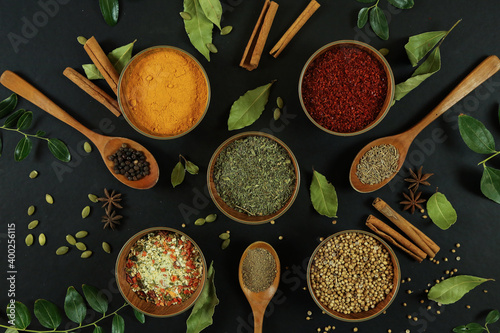Fotografia Wide variety spices and herbs on background of black table