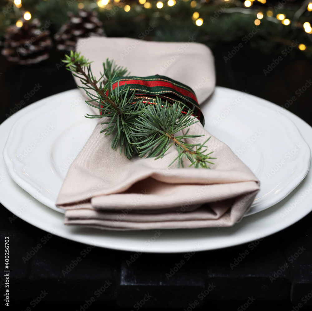 Tavola di casa rustica di Natale con piatto vuoto e decorazioni natalizie  su sfondo sfocato di luci. Avvicinamento. Stock Photo | Adobe Stock