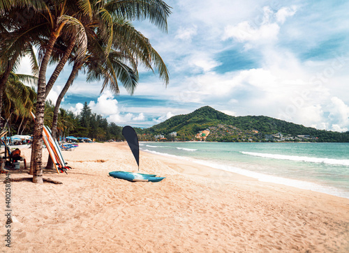 Tropikalny krajobraz, plaża oraz ocean i niebieskie niebo, egzotyczne tło.