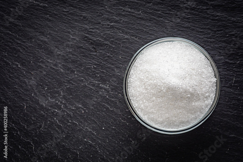 Canvastavla citric acid on a dark stone background