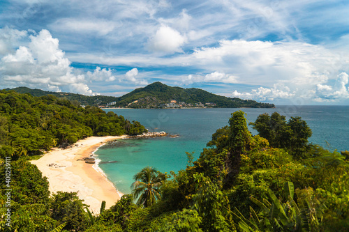 Krajobraz nadmorski, wybrzeże z roślinnością tropikalną, wysepki i ocean, rajska plaża photo