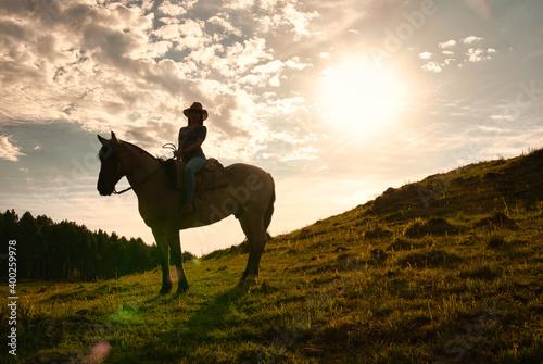Silhueta de menina e cavalo ao pôr do sol