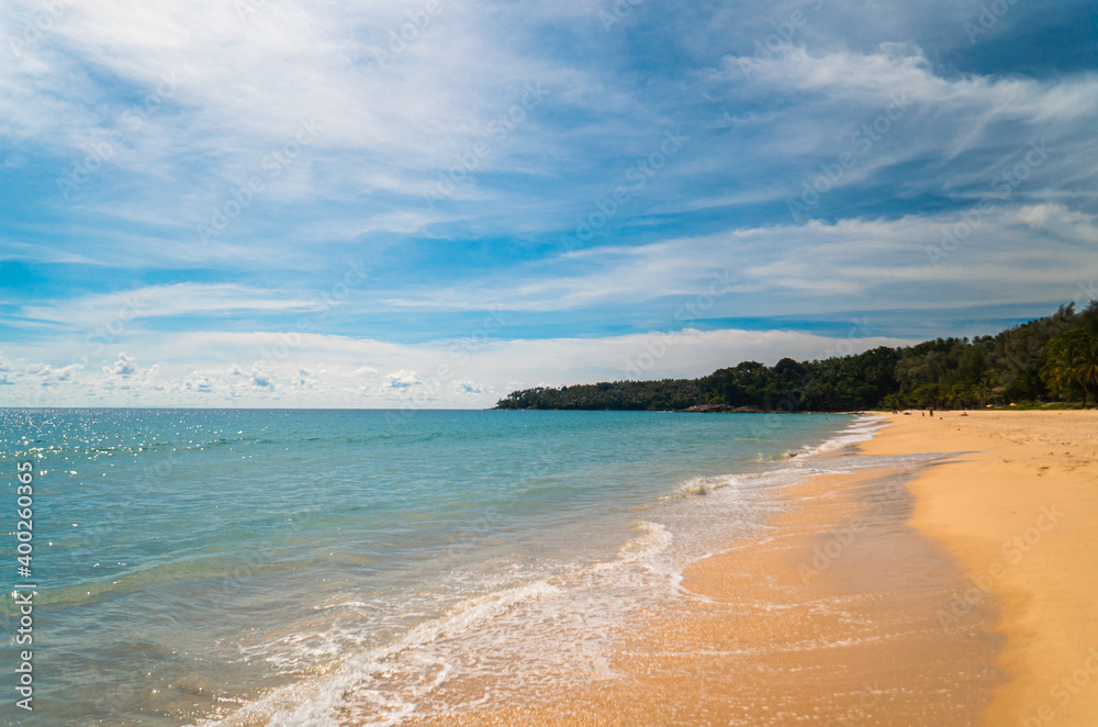 Obraz premium Tropikalny krajobraz, plaża oraz ocean i niebieskie niebo, egzotyczne tło.