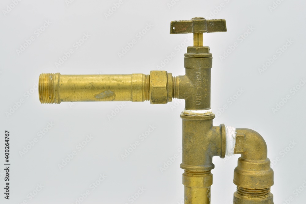 Tuberías de agua con llave de corte, aislado sobre fondo blanco Tuberías de agua con llave de corte, aislado sobre fondo blanco