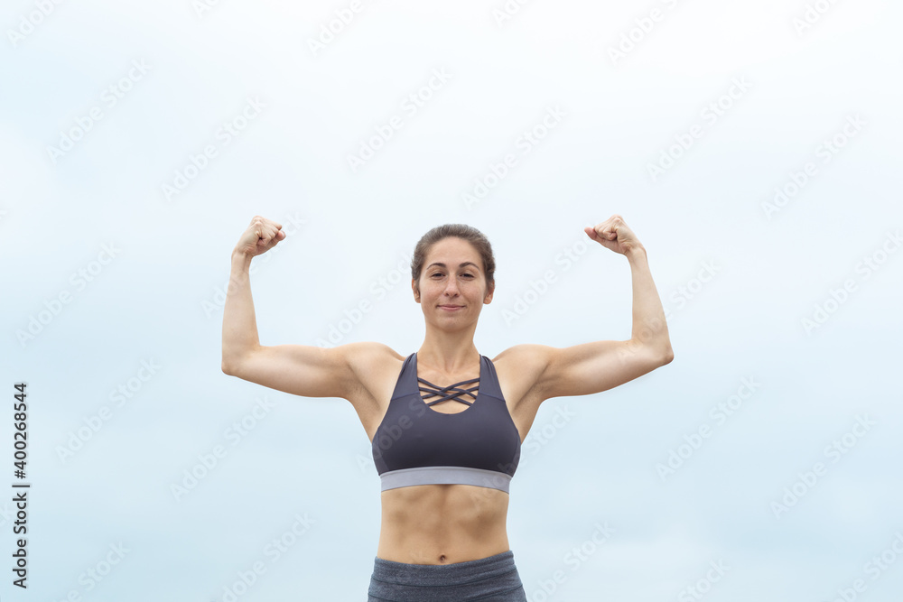 junge frau yoga workout draußen pilates sonne sport aerobik body building fitness dehnen lächeln gymnastik aktiv muskelaufbau krafttraining bodyziele schulung training gesund körper geist junge frau yoga workout draußen pilates sonne sport aerobik body building fitness dehnen lächeln gymnastik aktiv muskelaufbau krafttraining bodyziele schulung training gesund körper geist