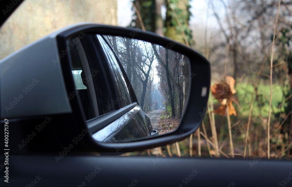 Turista o pendolare che viaggia in auto in Autunno Turista o pendolare che viaggia in auto in Autunno