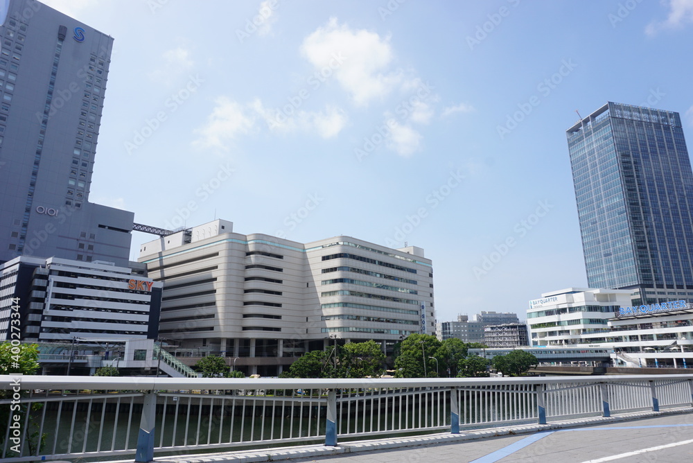 Obraz premium 横浜駅東口側の商業施設群