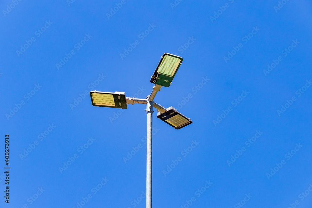 Poste de iluminação pública com céu azul ao fundo. Poste de iluminação pública com céu azul ao fundo.