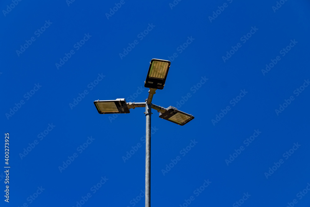 Poste de iluminação pública com céu azul ao fundo. Poste de iluminação pública com céu azul ao fundo.