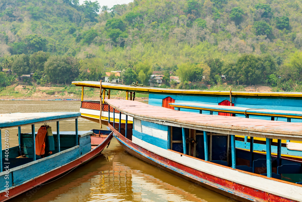 Boote am Nam Khan Fluss, Luang Prabang in Nordlaos. Boote am Nam Khan Fluss, Luang Prabang in Nordlaos.