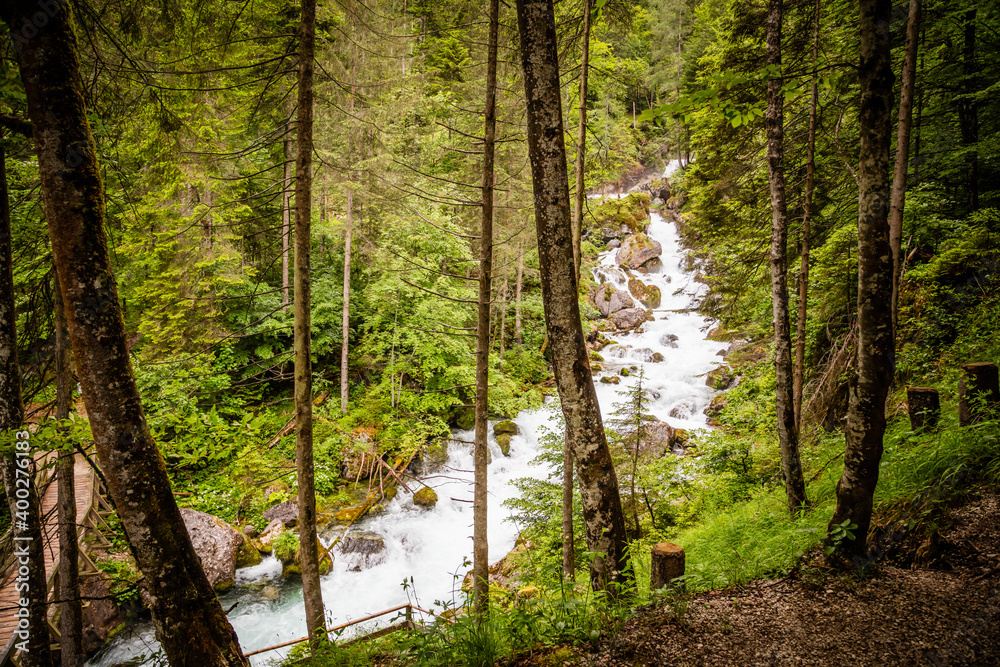 Fototapeta premium Falling water in the mountains around Hallstatt, famous ancient village in Austria