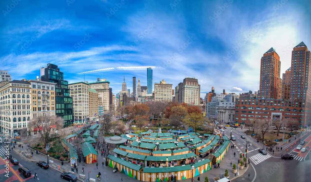 Fototapeta premium NEW YORK CITY - DECEMBER 3, 2018: Aerial view of Manhattan Union Square on a sunny day