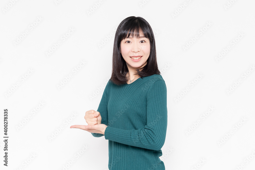 白背景の前で納得するポーズをする若い女性 白背景の前で納得するポーズをする若い女性
