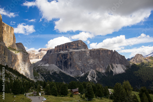 Vista sul Sass pordoi dal Passo Sella in giornata prevalentemente soleggiata