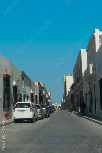 Calle empedrada en Campeche, México. Perspectiva