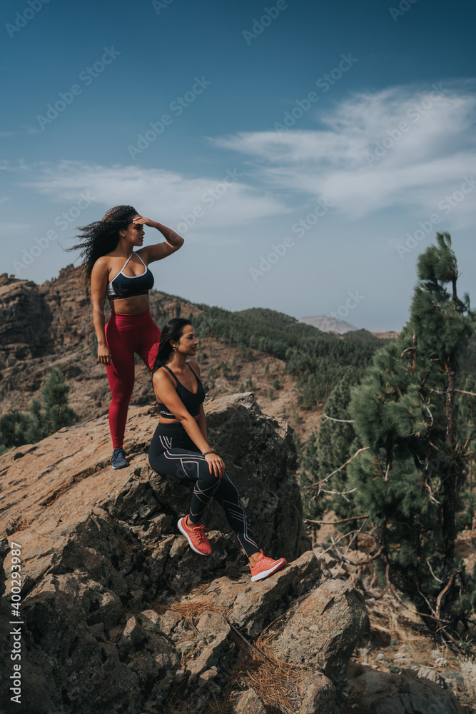 Obraz premium Friends Explore Nature Outdoors Concept