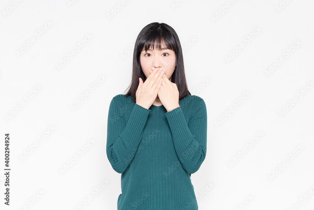 手で口を隠す女性 手で口を隠す女性