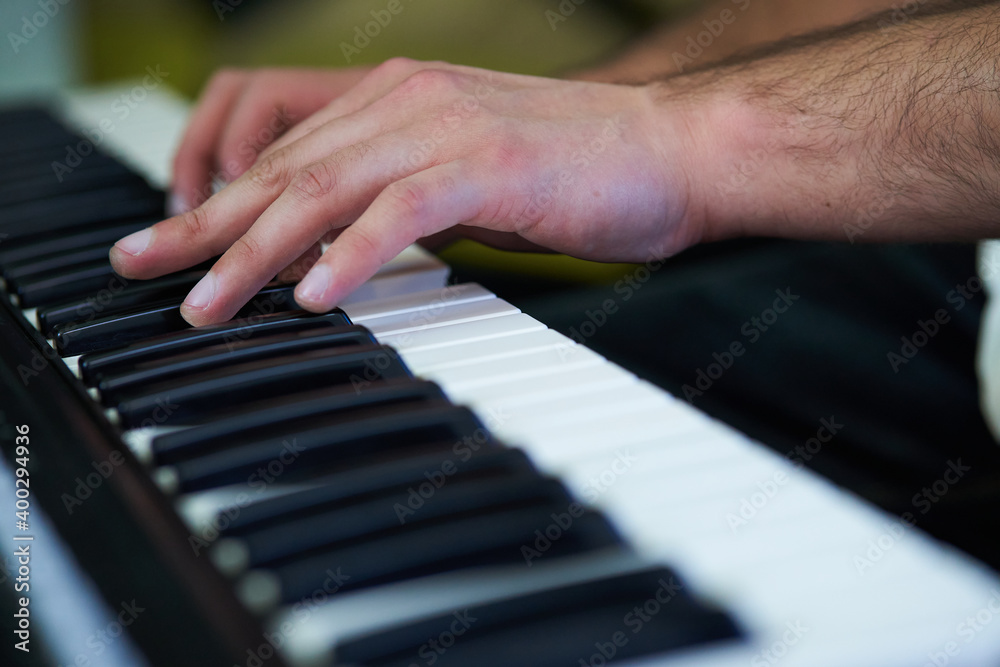 Obraz premium close-up detail of the pianist's fingers while playing his instrument