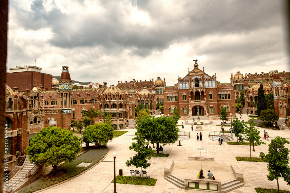 Obraz premium BARCELONA, SPAIN - MAY 12, 2018: Panoramic view of Hospital of the Holy Cross and Saint Paul at sunset