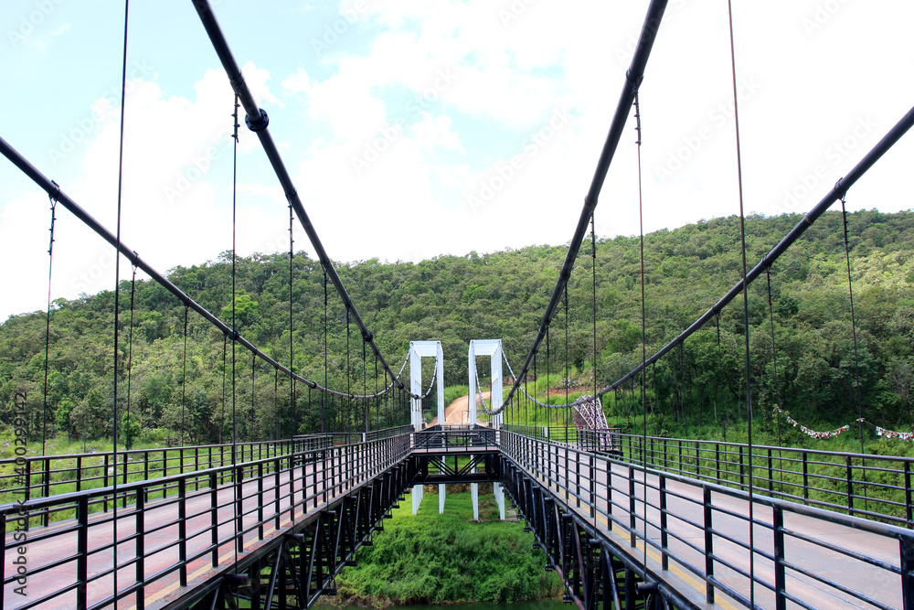 Obraz premium Suspension bridge at Mae Kuang Udom Thara dam.