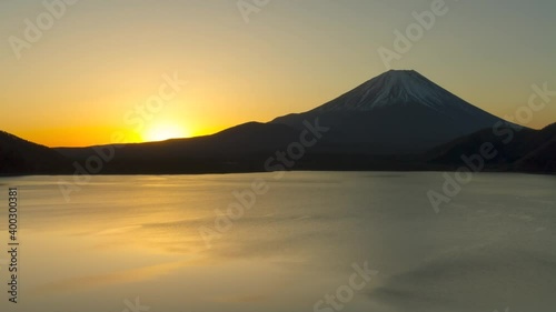 本栖湖で眺める富士山と日の出の風景　山梨県身延町にて