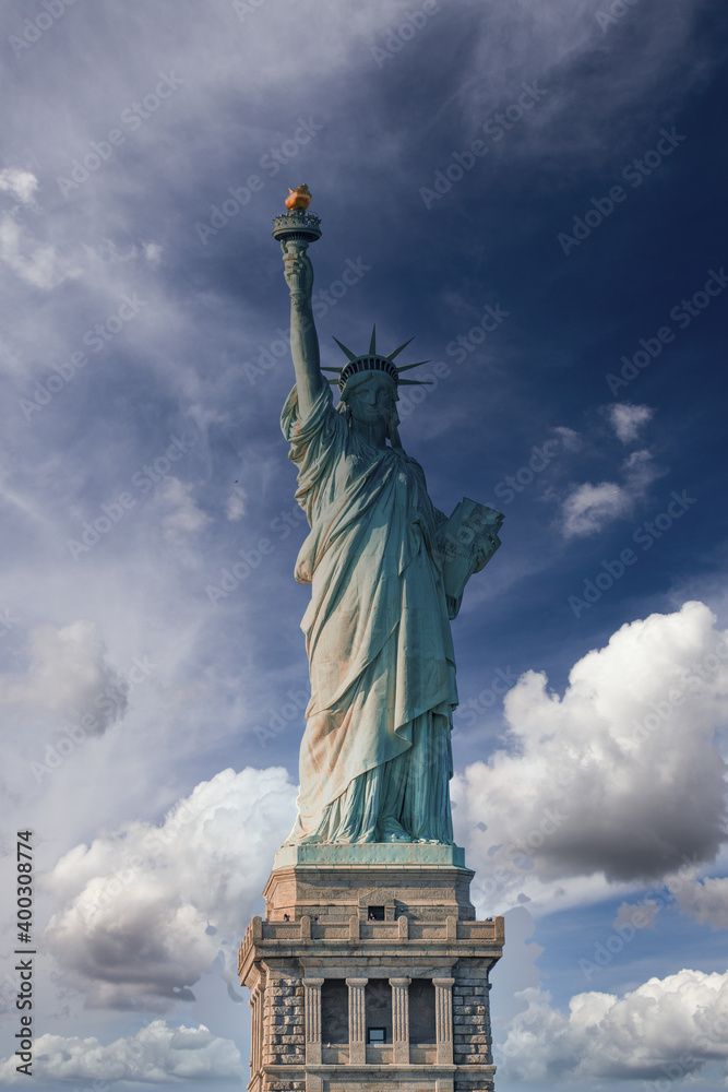 Obraz premium New York City, The Statue of Liberty at sunset with a beautiful colorful sky