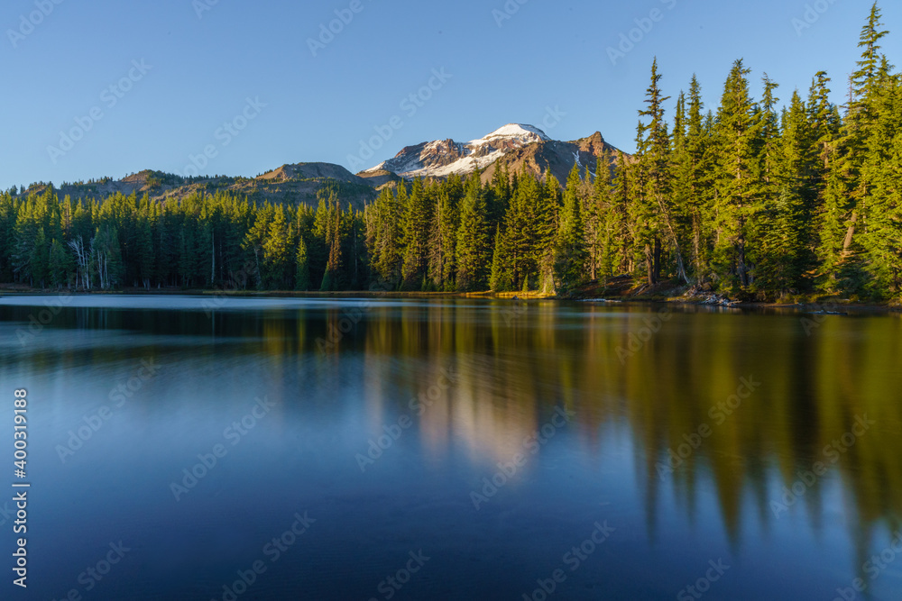 Fototapeta premium Demaris Lake and South Sister in the Three Sisters Wildnerness, Oregon