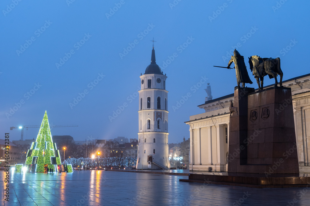 Obraz premium Beautiful futuristic Christmas tree in Vilnius Cathedral square, Lithuania, Europe, no market and events due to Covid or Coronavirus pandemic 