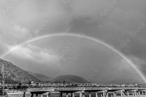 【モノクローム】秋 嵐山に虹が架かる