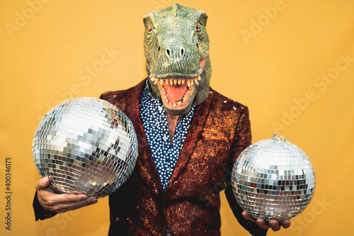 Foto Fashion senior man wearing t-rex dinosaur mask while celebrating carnival holida