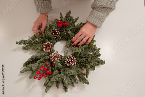 Preparativi di Natale in casa, creazione di ghirlanda di abete vero!  photo