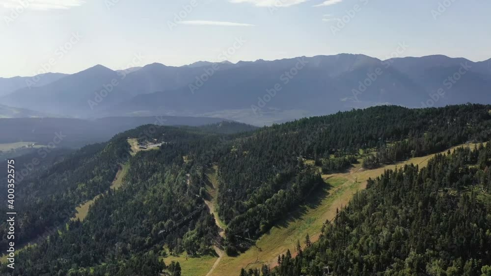 Survol du lac des Bouillouses dans les Pyrénées-Orientales près de Font-Romeu Survol du lac des Bouillouses dans les Pyrénées-Orientales près de Font-Romeu