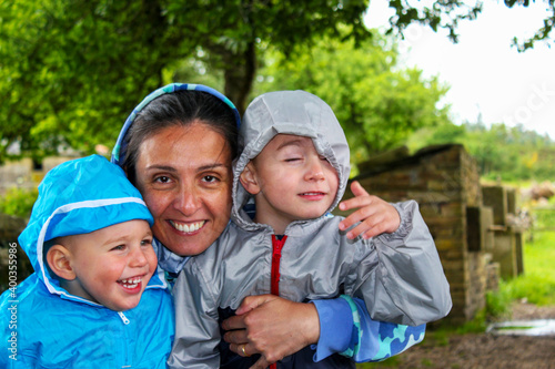 Senderismo. Felices bajo la lluvia en el Camino de Santiago