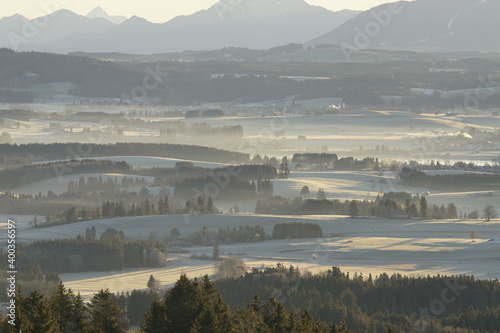 Sicht auf die Allgäuer Alpen zum Sonnenaufgang mit schneebedeckten Gipfeln