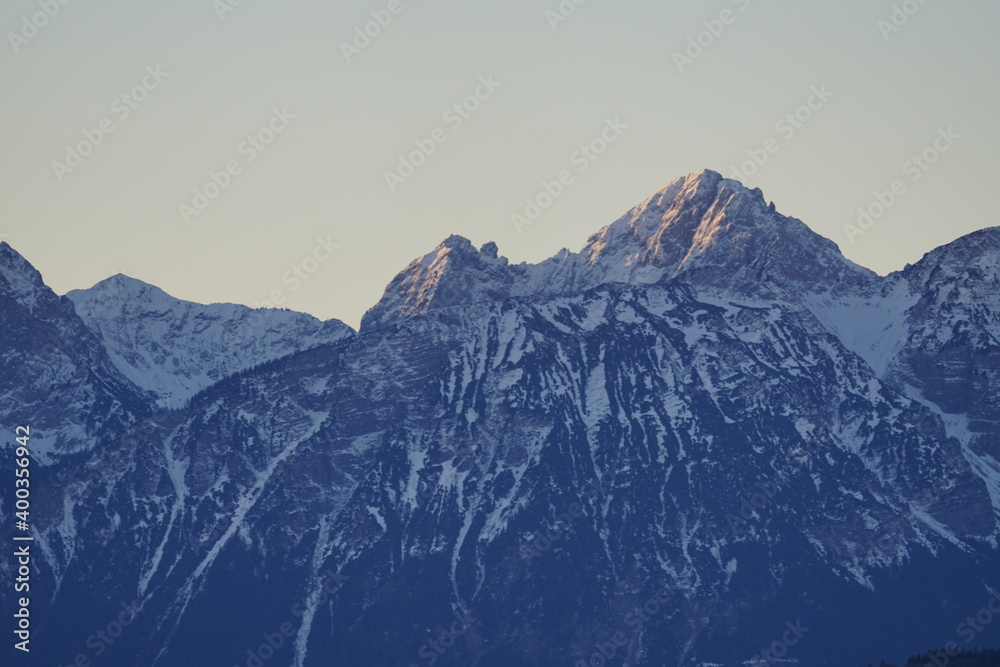 Sicht auf die Allgäuer Alpen zum Sonnenaufgang mit schneebedeckten Gipfeln