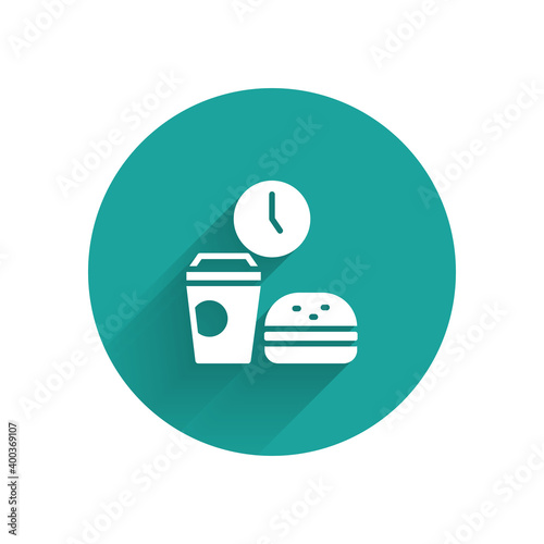 White Fast food time icon isolated with long shadow. Green circle button. Vector.