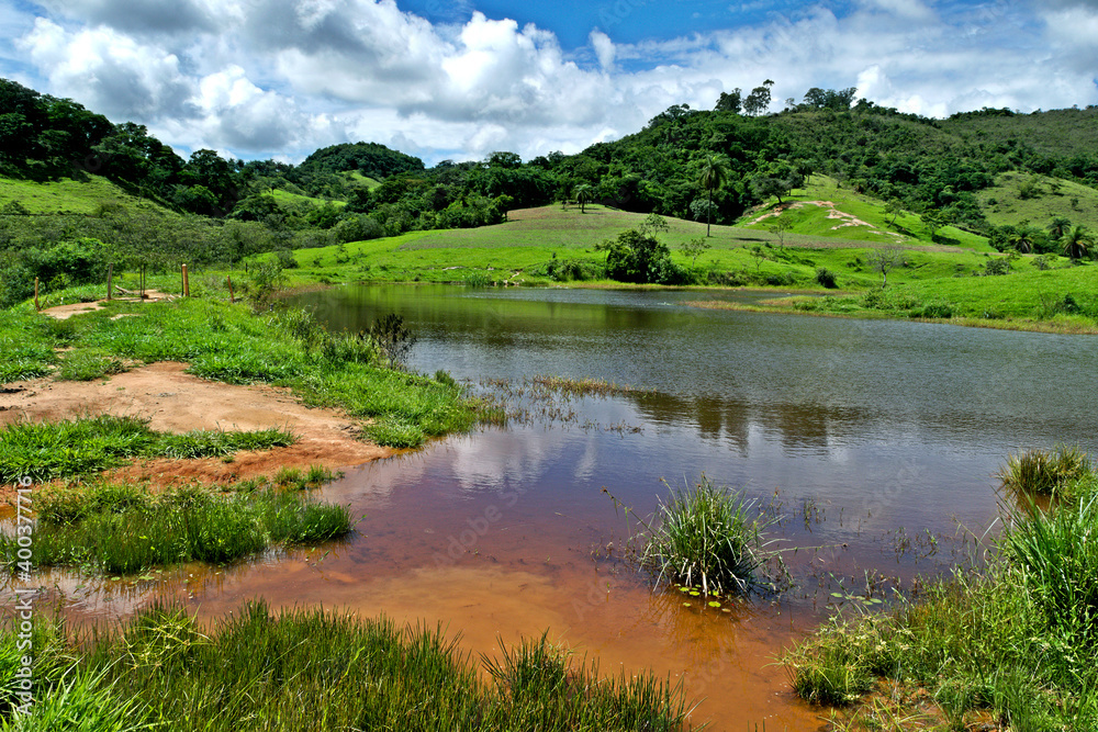 lindo lago natural localizado em pequeno vale entre as montanhas da região de Esmeraldas  