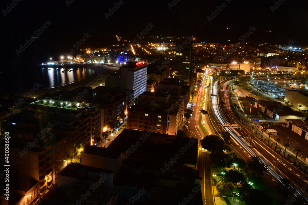 Strassen in Las Palmas bei Nacht mit Stadtstrand