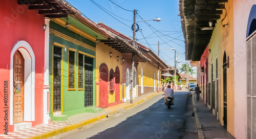 Street with colourful houses  Granada  founded in 1524  Nicaragua  Central America