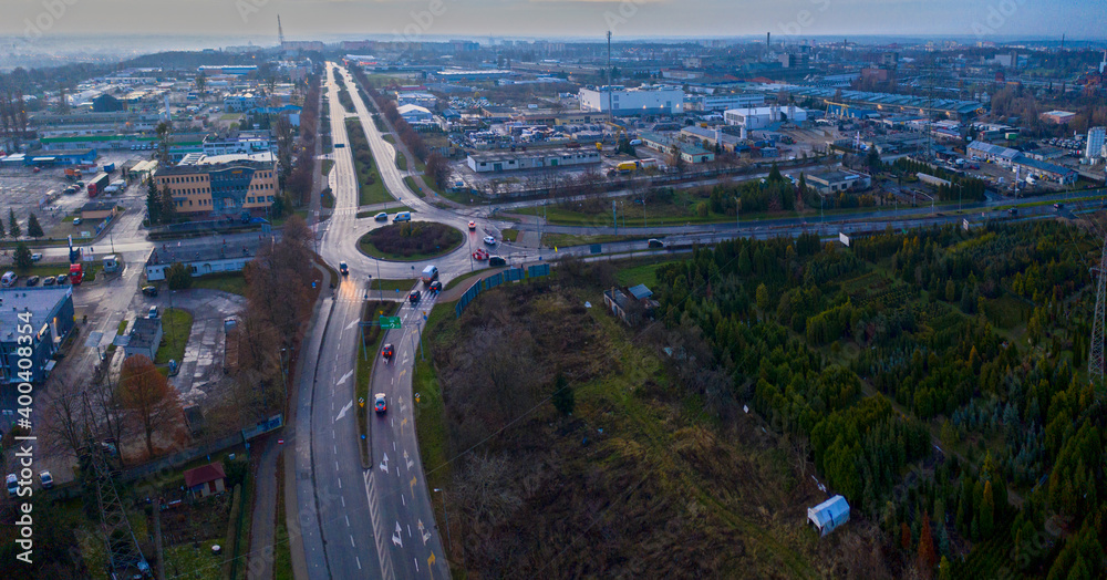 Fototapeta premium Panorama miasta Gorzów Wielkopolski w bezśnieżny grudzień, widok na rondo sybiraków od strony Wawrowa w kierunku ulicy Podmiejskiej