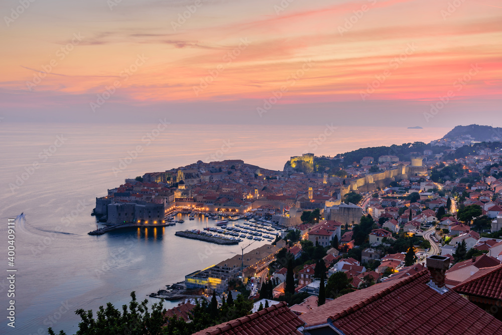 Naklejka premium Sightseeing of Croatia. Beautiful sunset view of Dubrovnik old town, Croatia