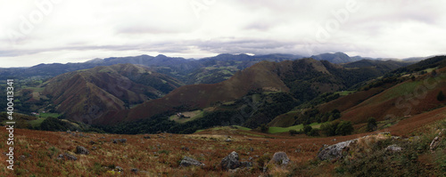 Camino de Santiago, les chemins de Compostelle, les caractéristiques des divers paysages, villes et villages traversés du voyage pédestre vers Compostelle.