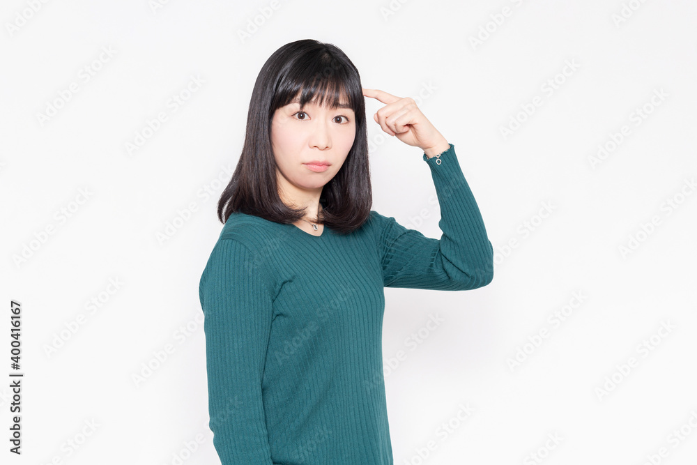 白背景の前で考えるジェスチャーをする女性 白背景の前で考えるジェスチャーをする女性